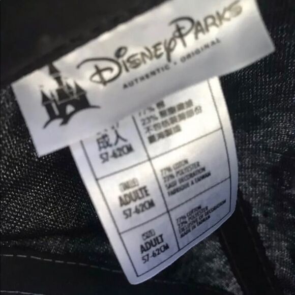 Disney Minnie Mouse Kissing Mickey Mouse
Polka dots cap. Cute! - Picture 2 of 5